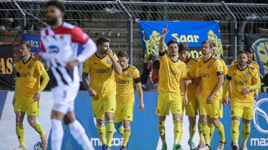 Die Spieler des 1. FC Saarbrücken bejubeln das 1:0 gegen Viktoria Köln