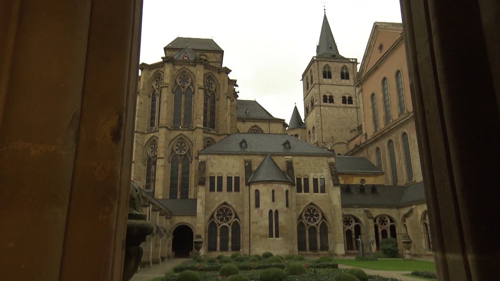 Foto: Kirchengebäude mit Garten