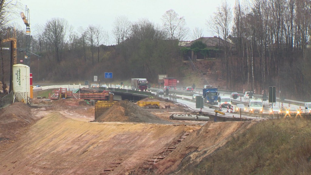 Foto: Autobahnbaustelle und fahrende Autos