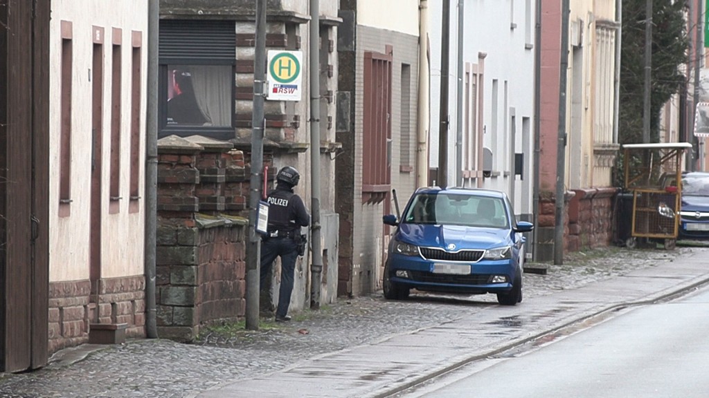 Bild: Einsatzkräfte der Polizei nach Schüssen in Webenheim