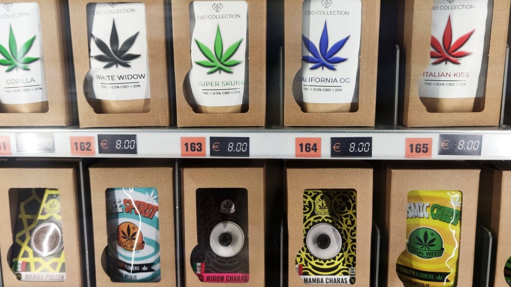 Cannabis-Produkte in einem Automaten