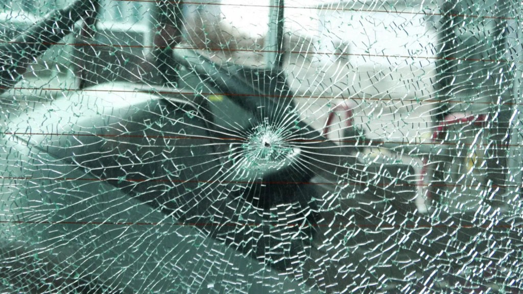 Foto: Einschussloch in Scheibe von Bus