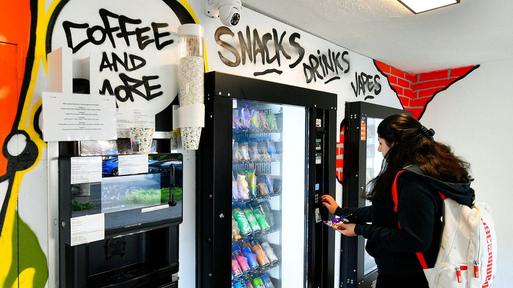 Mehrere Automaten mit verschiedenen Snacks und rauchfreien Dampfwaren stehen in einem 24-Stunden-Kiosk