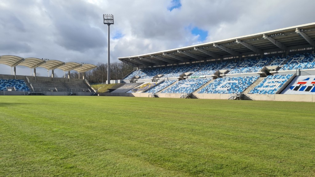 Neuer Rasen im Ludwigsparkstadion