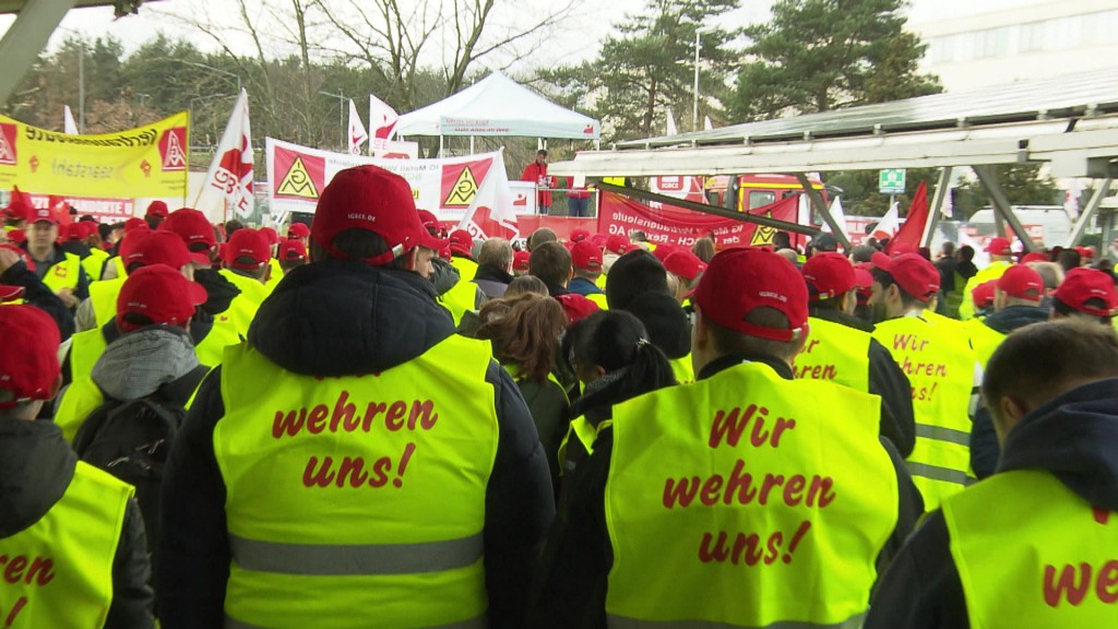 Foto: Demonstranten mit Warnweste