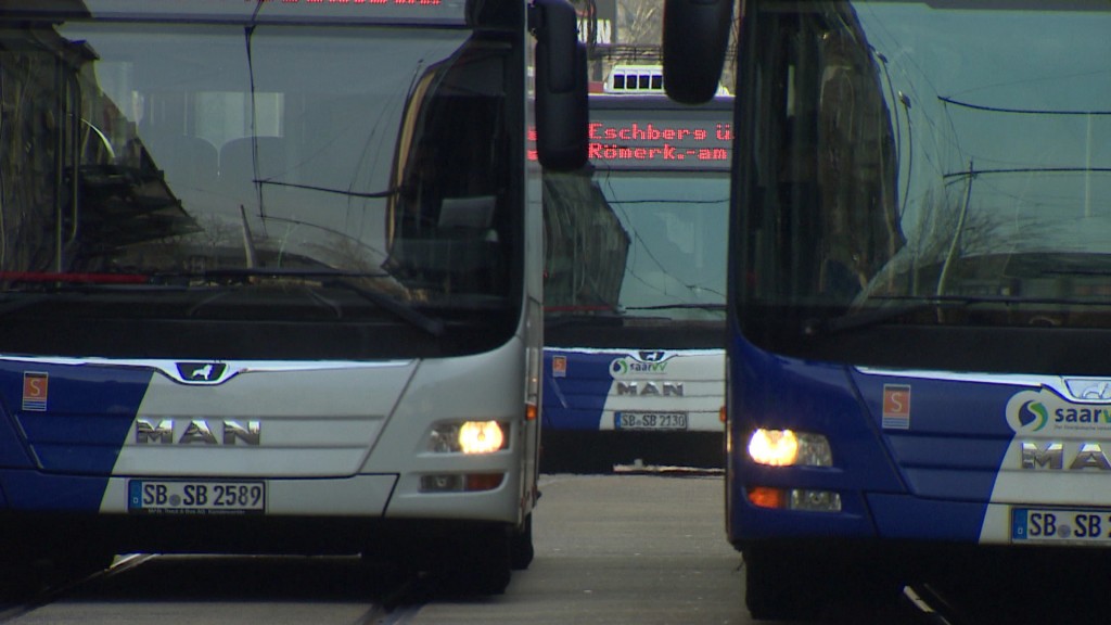 Foto: Busse fahren nebeneinander