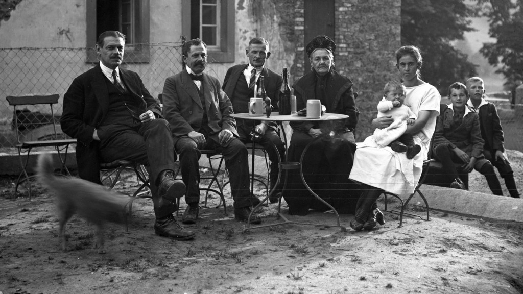 Der Biergarten als beliebter Ort sommerlicher Kommunikation mit Speis und Trank hat an der Saar eine lange, bis ins frühe 19. Jahrhundert zurückreichende Tradition. Hier zu sehen ist ein Pfingstausflug der Familie Walter in die Fechinger Talmüle im Jah