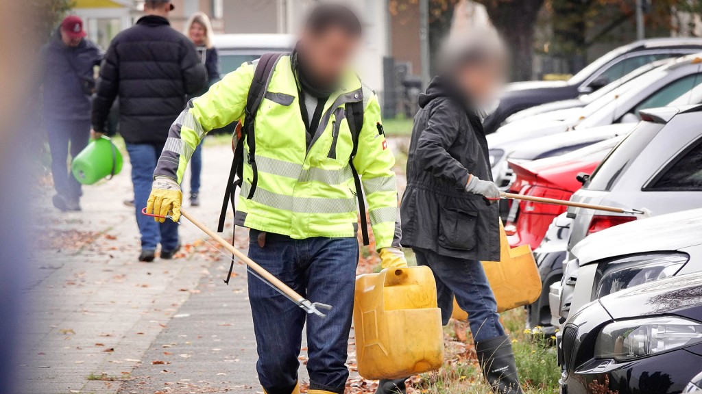 Foto: Freiwillige sammeln Müll am Straßenrand
