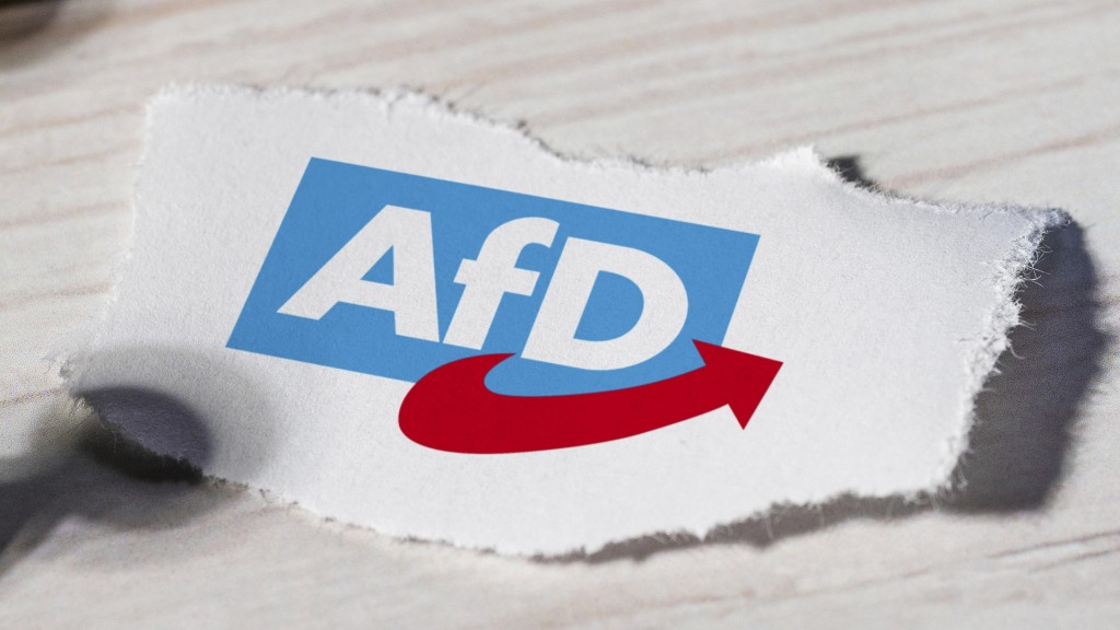 Papierschnipsel mit dem Logo der AfD liegt auf dem Tisch