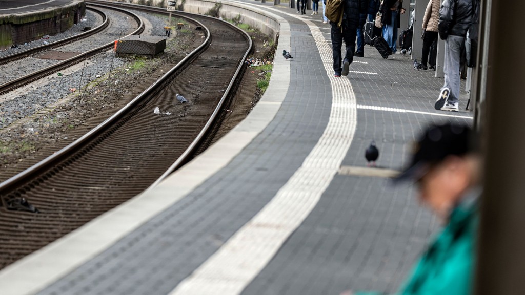 Fahrgäste warten am Bahnsteig