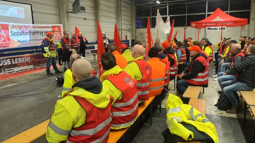 Foto: Beschäftigte im Ford-Zuliefererpark haben ihre Arbeit niedergelegt.