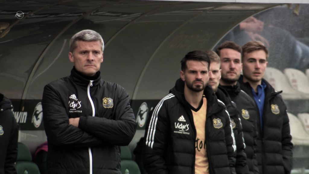 Foto: FCS-Trainer Rüdiger Ziehl am Spielfeldrand