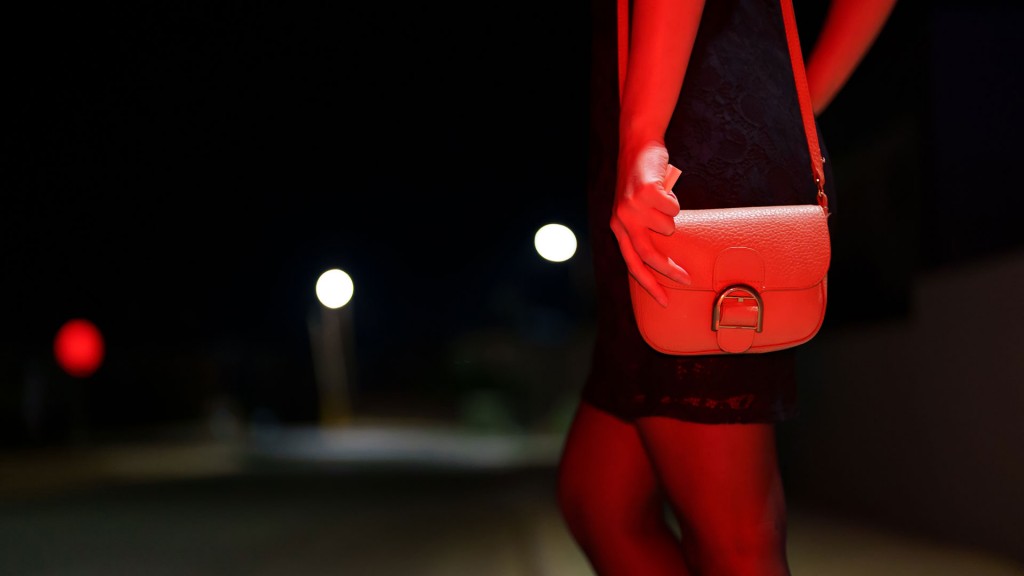 Foto: Eine Sexarbeiterin steht nachts auf der Straße