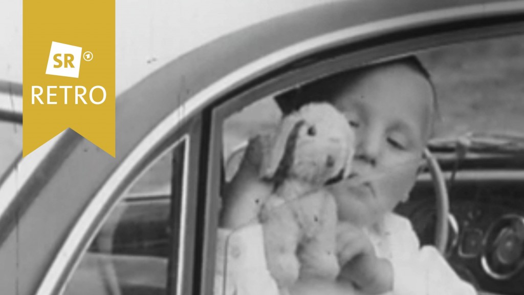 Kind mit Kuscheltier im Auto