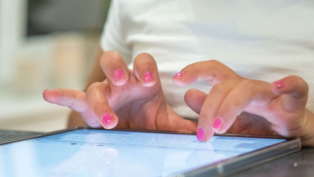 Ein Mädchen tippt auf einem Tablet