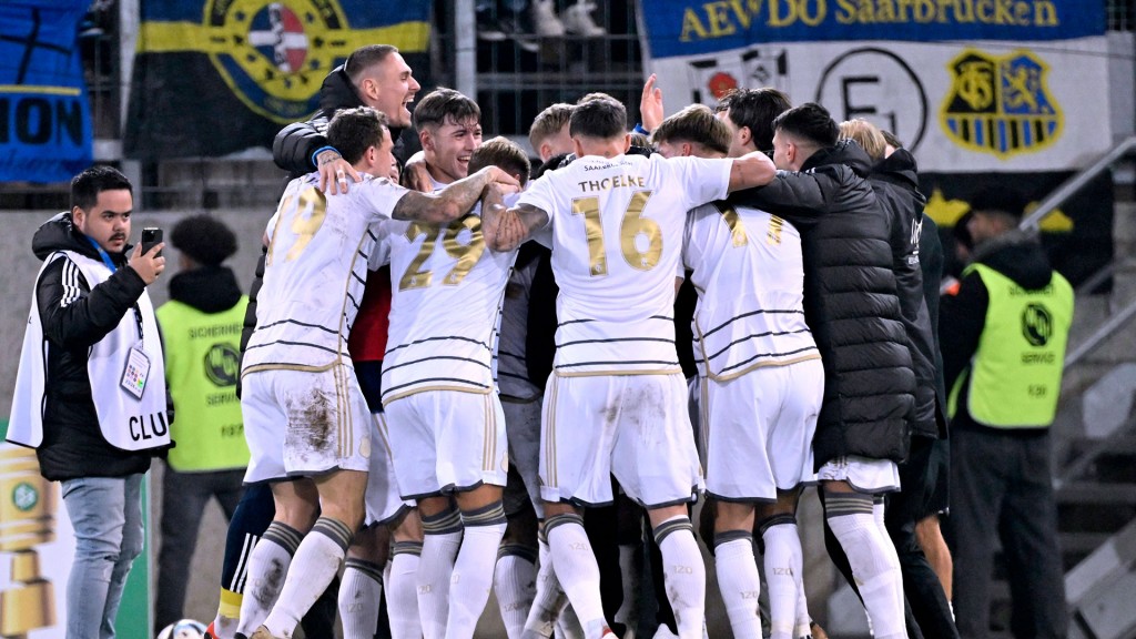 Das Fußball-Team des 1. FC Saarbruecken jubelt auf dem Platz