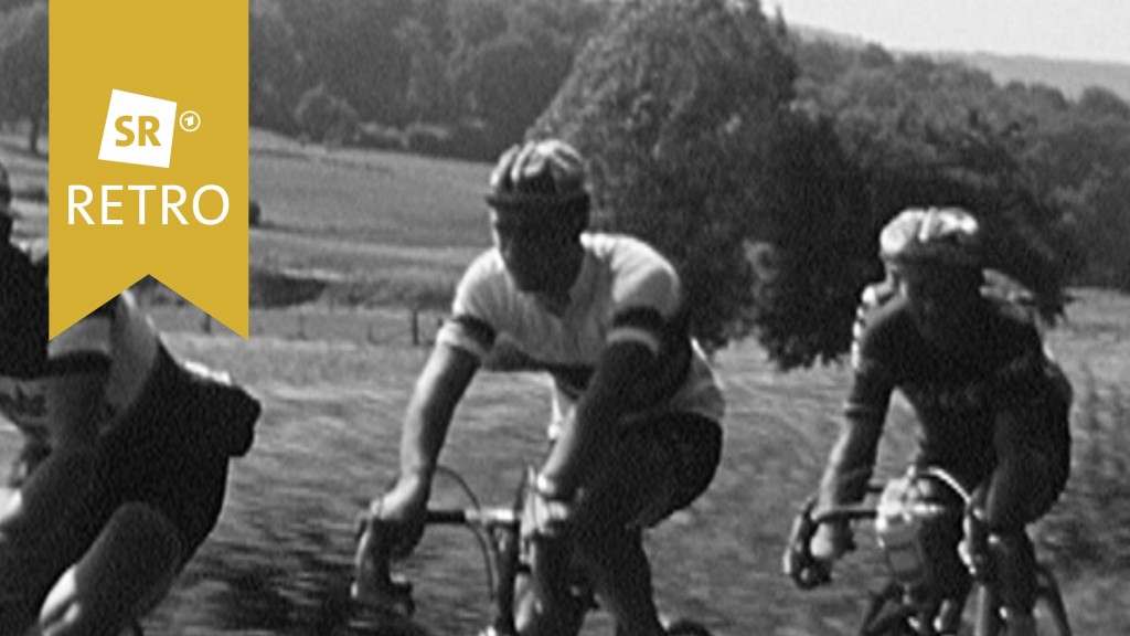 Mehrere Radfahrer im Rennen, schwarz-weiß Bild