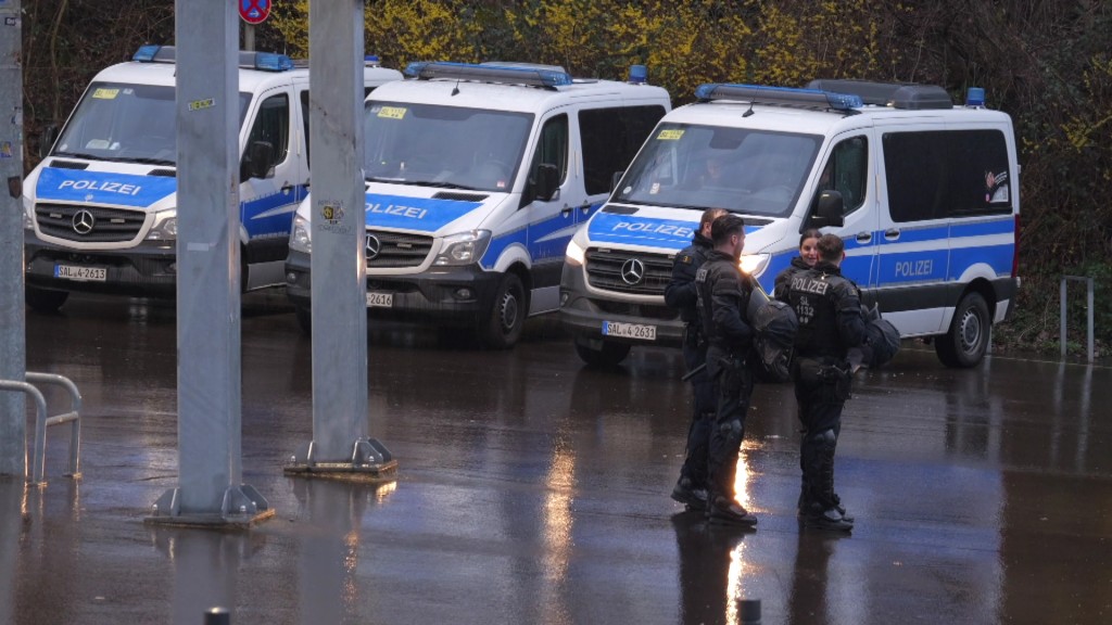 Foto: Polizei im Einsatz im Rahmen des DFB-Pokalspiels