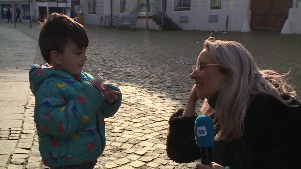 Foto: Celina Fries redet mit einem kleinen Jungen