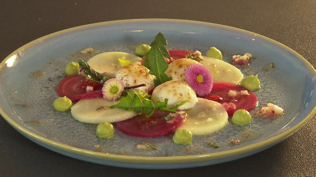 Beete-Apfel-Carpaccio mit karamellisiertem Ziegenfrischkäse zu, garniert mit Löwenzahn