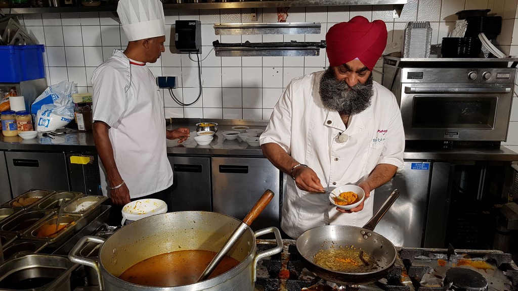 Foto: Anoop Singh Mudher beim Kochen