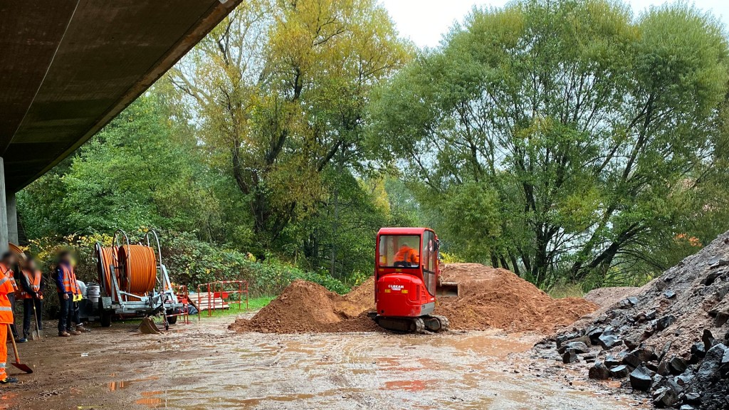 Marokkanische Gastarbeiter arbeiten am Glasfaserausbau in der Gemeinde Namborn