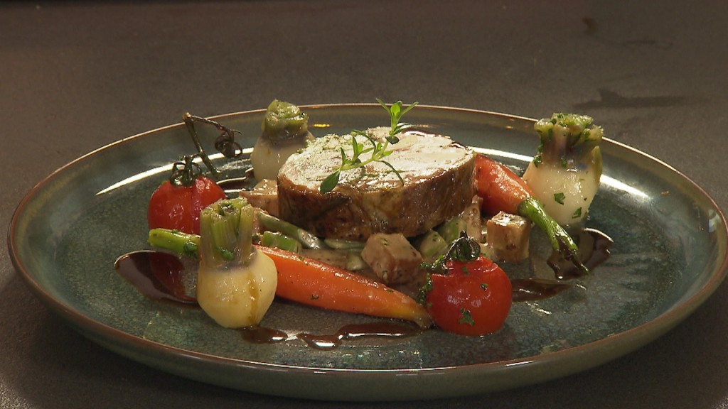 Foto: Lammschulter-Rollbraten mit Kartoffel-Schnippelbohnen-Gemüse