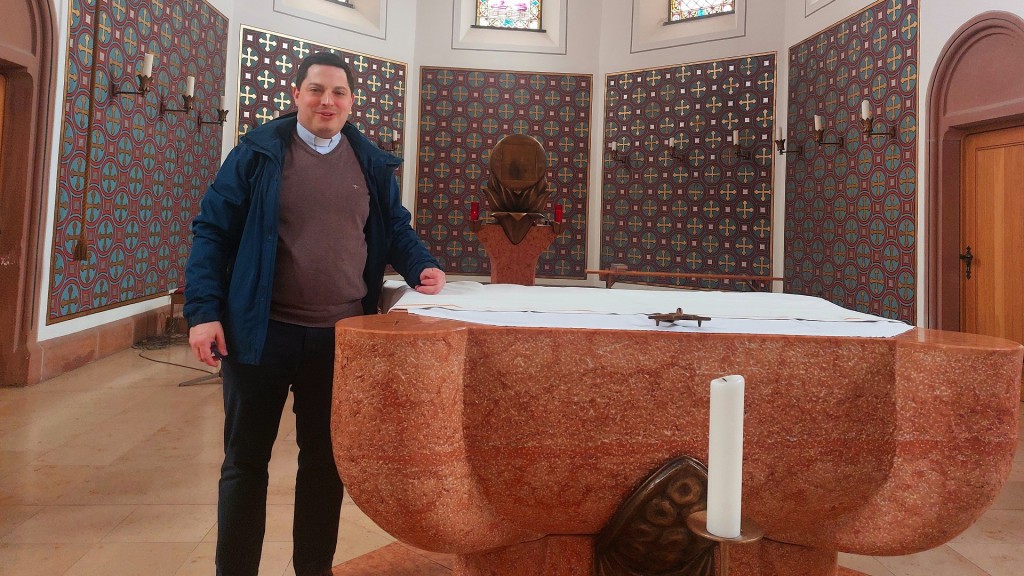 Pfarrer Alexander Klein in der Kirche St.Johannes in St.Ingbert-Rohrbach 