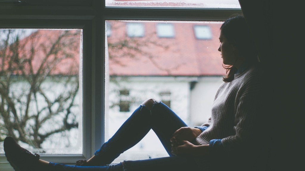 Junge Frau am Fenster