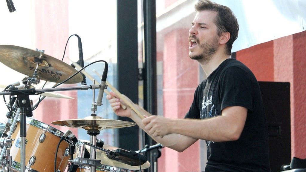 Ein Drummer, der beim Performen mitsingt