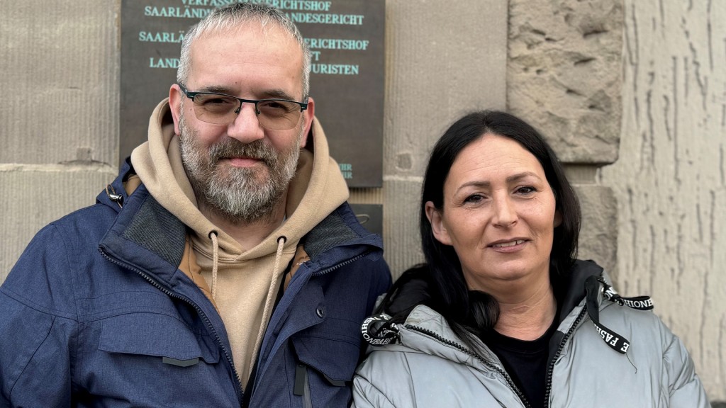 Frédéric und Aline aus Petite Rosselle vor dem Landgericht in Saarbrücken