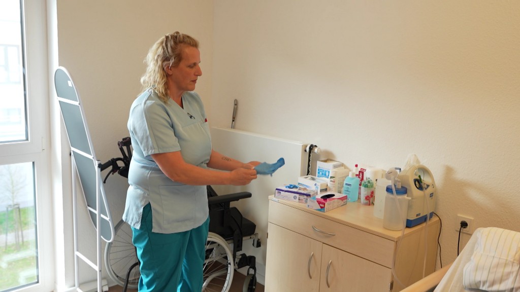 Pflegerin bei der Arbeit