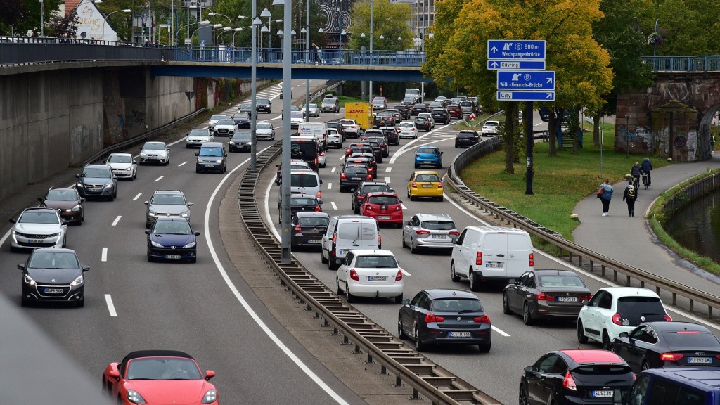Fahrzeuge stehen auf der Saarbrücker Stadtautobahn im Stau