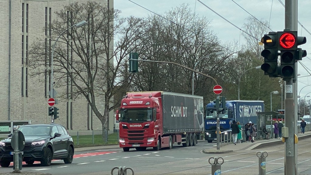 Lkw-Verkehr in der Lebacher Straße in Saarbrücken