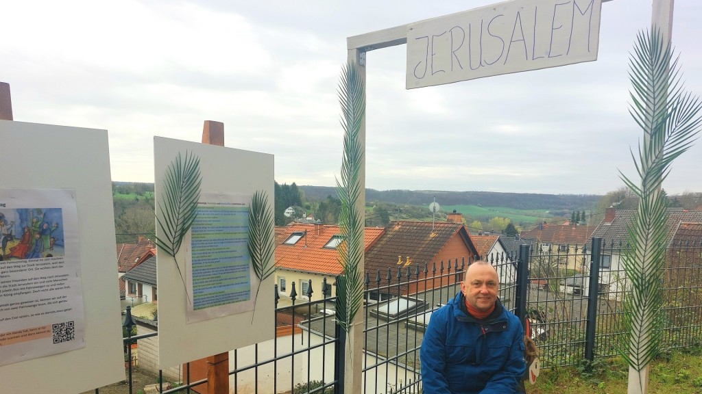 Michael Schneider im begehbaren Ostergarten in Ensheim 