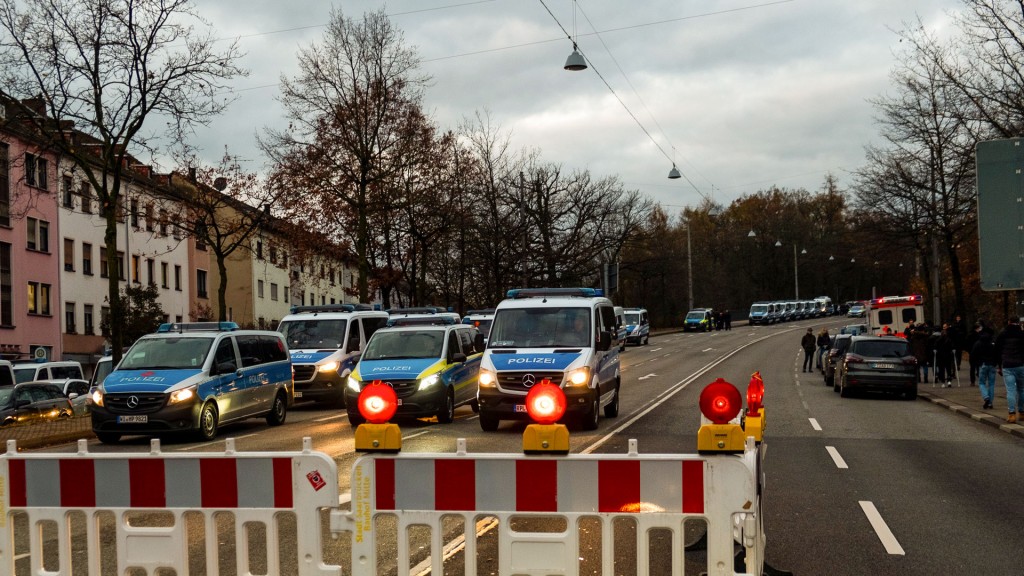 Polizeiabsperrung der Camphauser Straße zum Ludwigsparkstadion