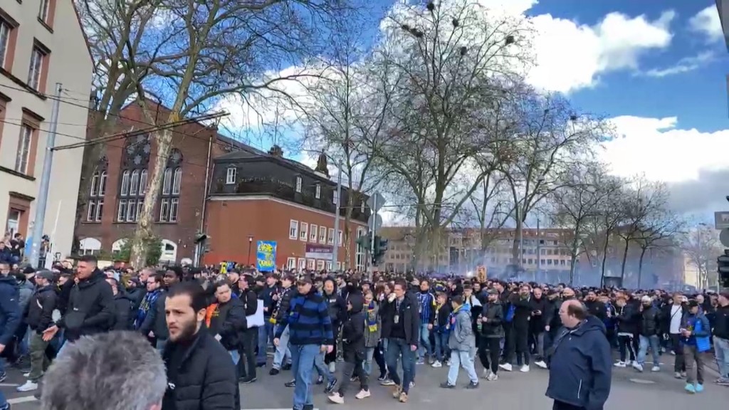 Foto: 1. FC Saarbrücken-Fans ziehen durch die Innenstadt