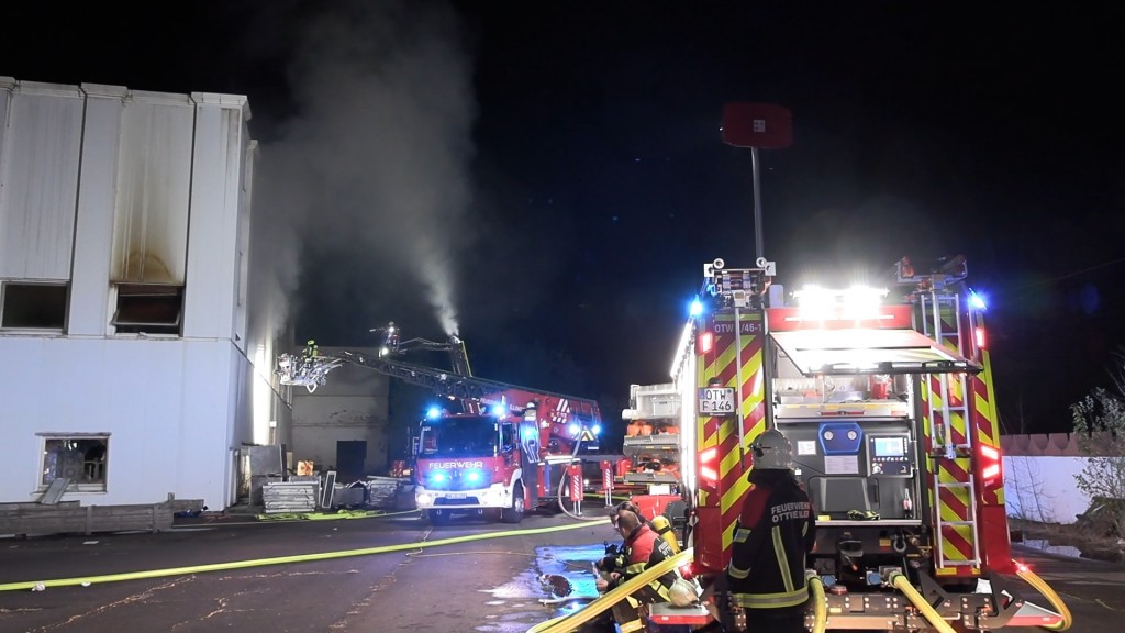 Foto: Feuerwehreinsatz auf dem Gelände einer früheren Gießerei direkt am Bahnhof in Ottweiler