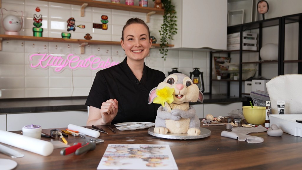 Foto: Joanne Kohl mit einer 3D-Torte