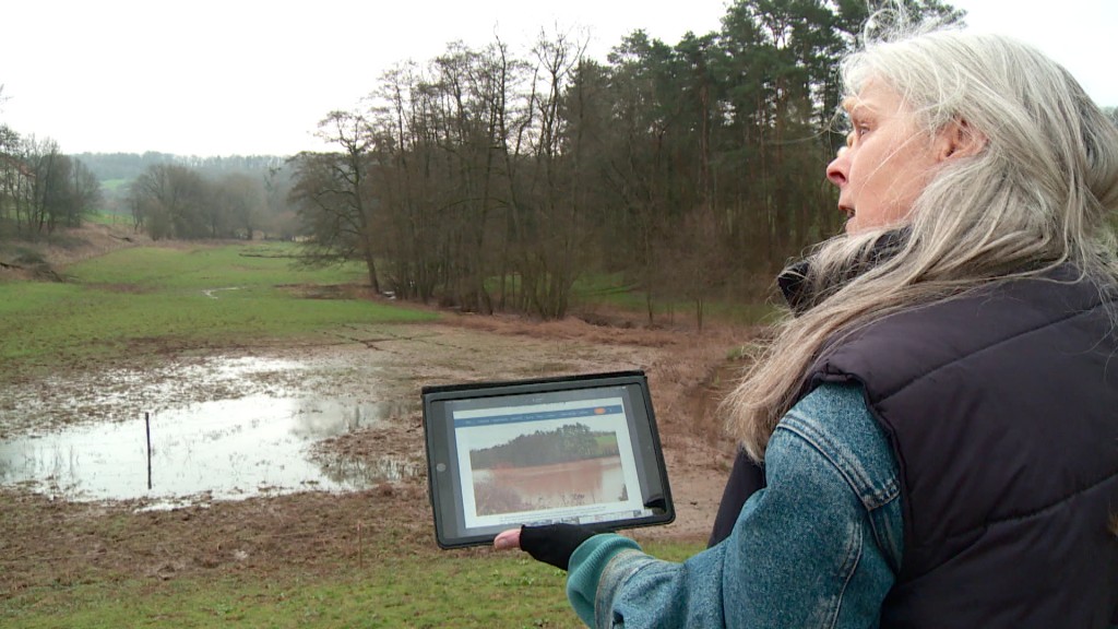 Foto: Dame zeigt das Hochwasser