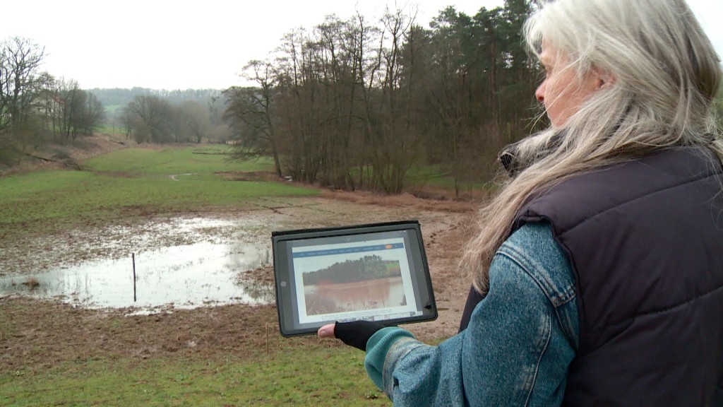 Foto: Frau mit Tablet in der Hand 