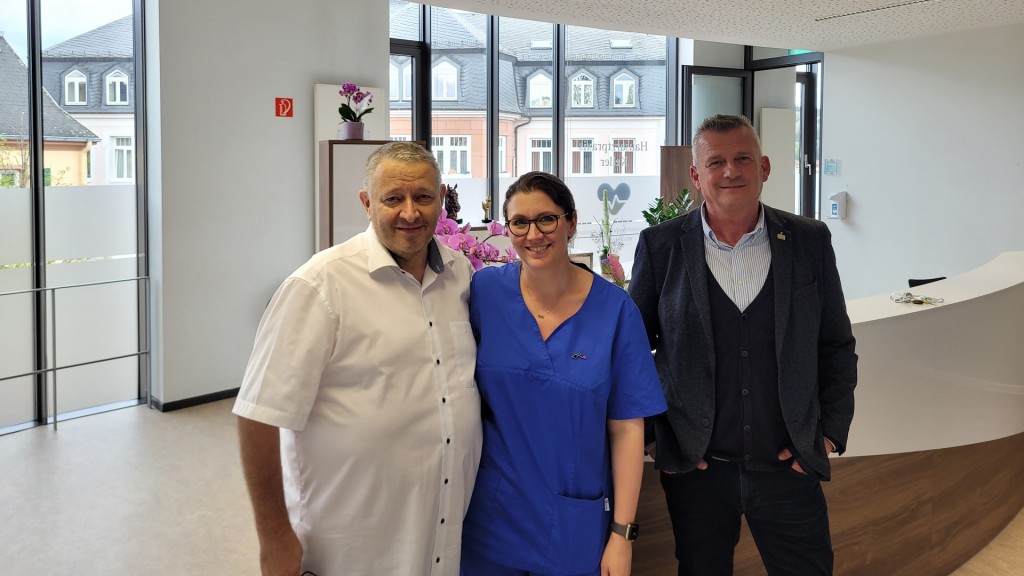 Ärztin Melanie Keller zusammen mit ihrem Mann Uwe (links) und Bürgermeister Wolfgang Hübschen (rechts)