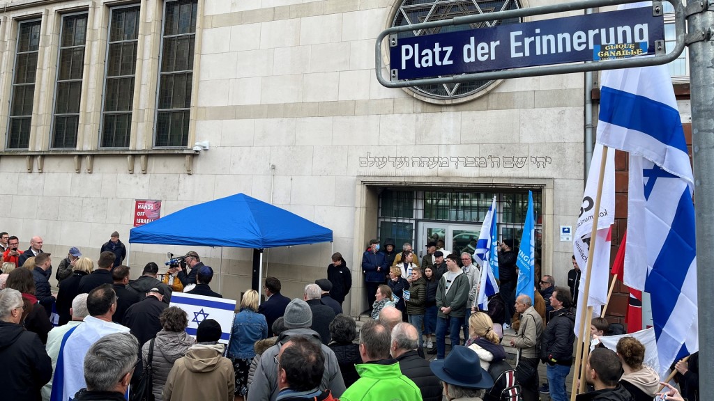 Rund 120 Menschen haben sich vor der Synagoge in Saarbrücken an einer Mahnwache gegen Antisemitismus beteiligt.