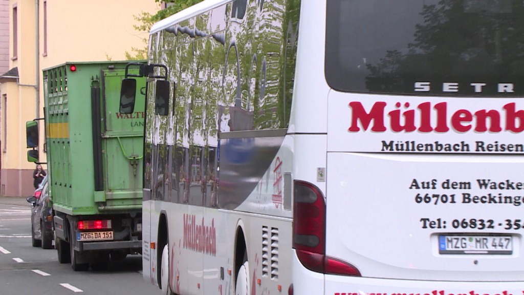 Foto: Bus und Abfallfahrzeug auf der Straße