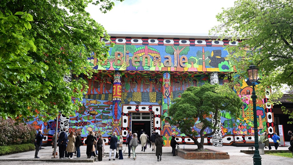 Eingang des zentralen Pavillon zur Kunstbiennale 2024 in den Giardini
