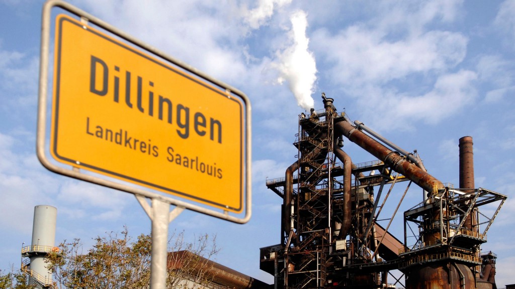 Dillinger Hütte mit dem Ortsschild der Stadt