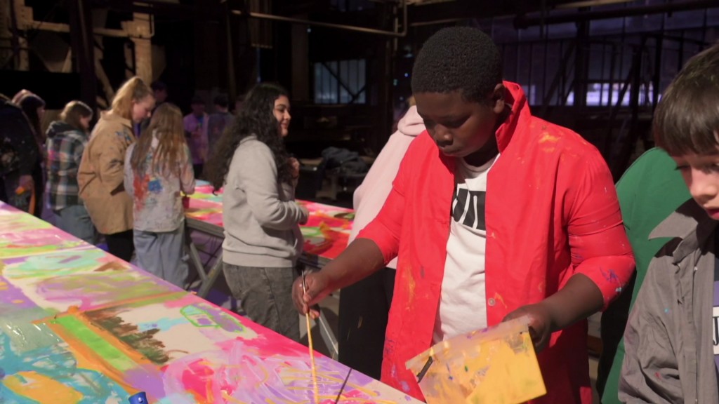 Foto: Schüler gestalten ein Werk der Urban Art Bienale