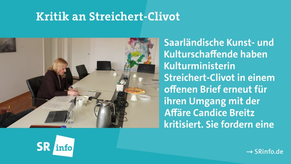 Foto: Kritik an Streichert-Clivot neben Texttafel
