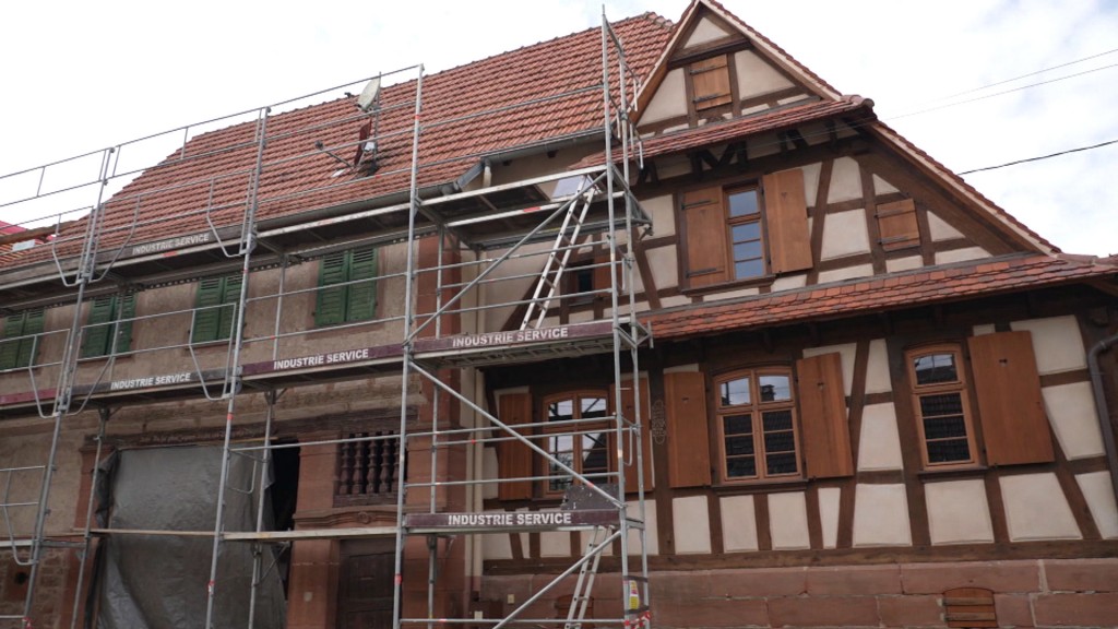 Foto: Baugerüst steht an einem Fachwerkhaus im Elsass