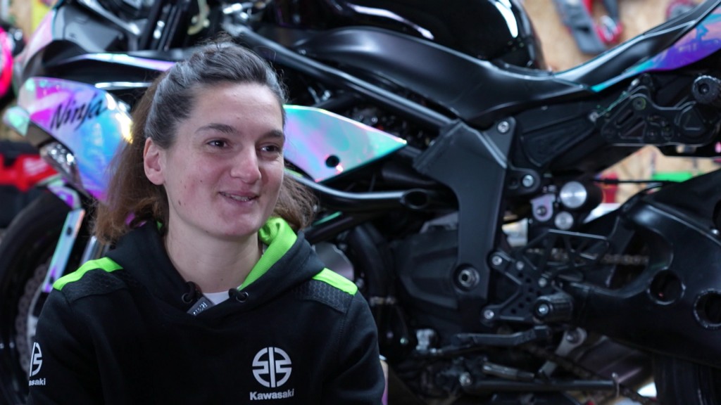 Foto: Sarah Lezito vor einem Motorrad